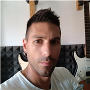 Offro lezioni di chitarra moderna a persone di qualsiasi età e livello di preparazione